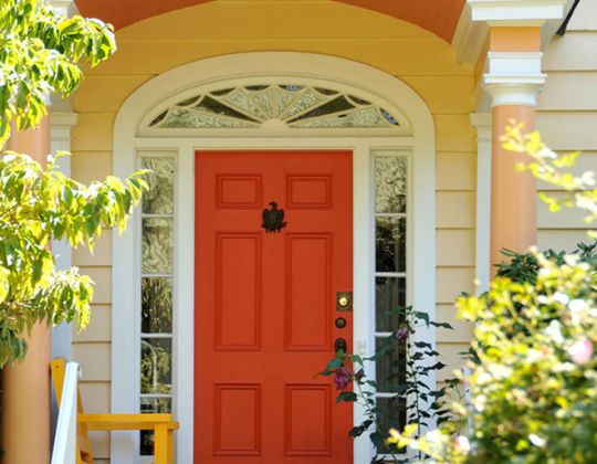 Cách sử dụng một số vật phẩm phong thủy để bảo vệ cửa chính