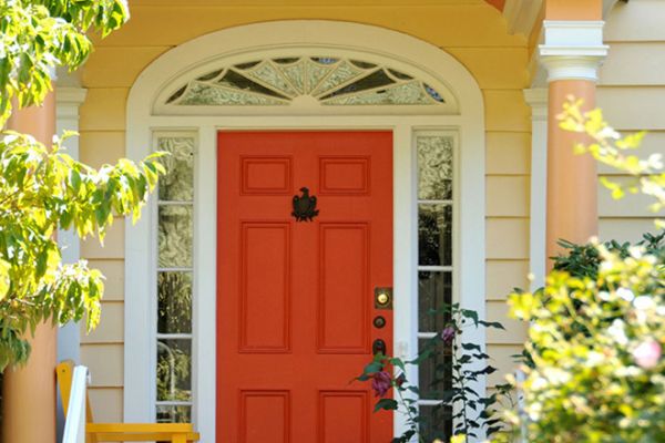 Cách sử dụng một số vật phẩm phong thủy để bảo vệ cửa chính